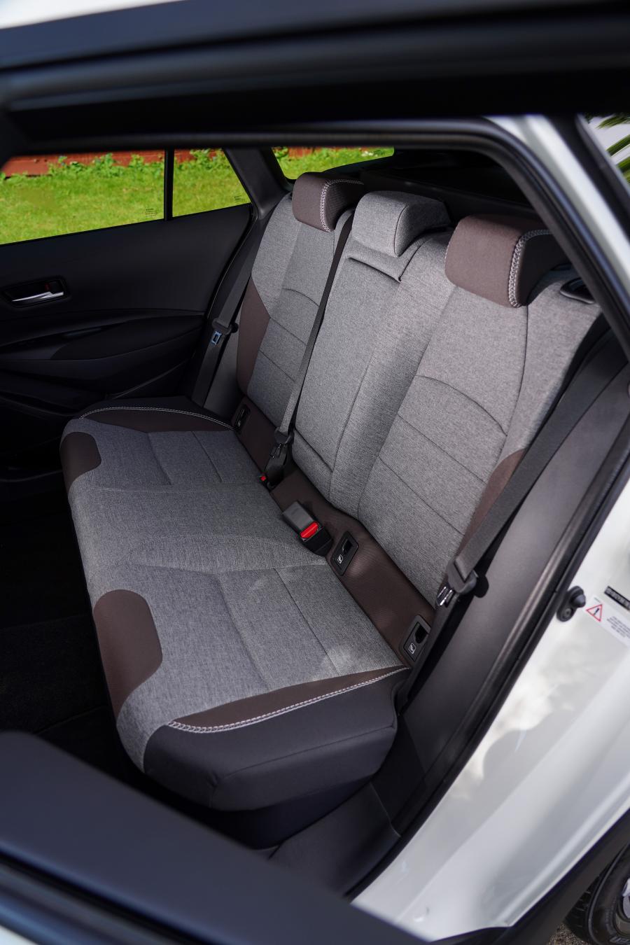 Интерьер Toyota Corolla Trek Hybrid 2020 года  (UK) (фото 21 из 40)